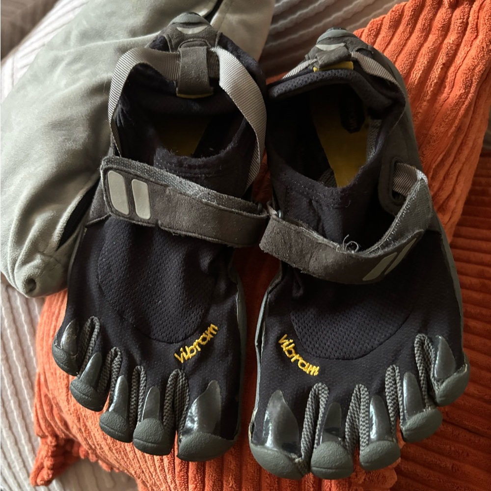 Vibram FiveFingers Black and Gray Toe Shoes